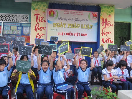 Học sinh, sinh viên  thích thú với Ngày Pháp luật